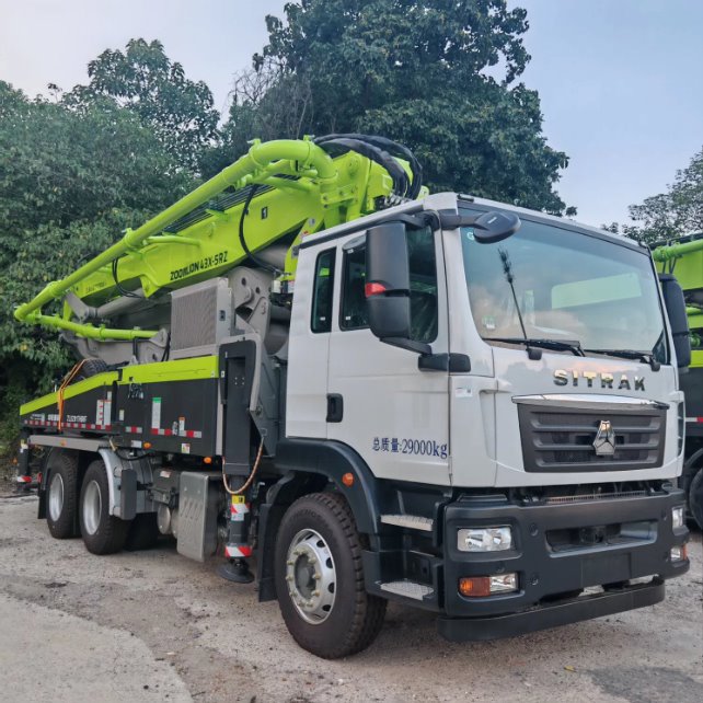 Autocarro con pompa per calcestruzzo da 48 m